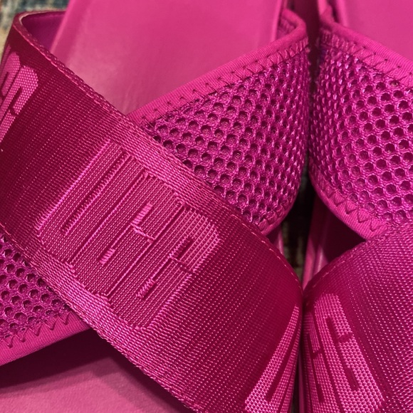 UGG platform slides hot pink size 8 - Picture 4 of 4